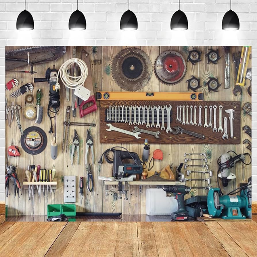 קיר כלים מקצועיים בסדנת הום מאסטר – מברגות, מפתחות, מסורים וכלי עבודה